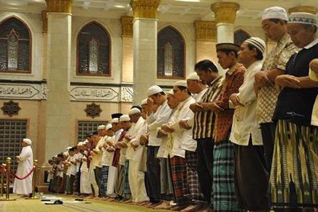 Sholat Wajib Berjamaah Di Masjid. Hukum Salat Berjamaah Bagi Laki-laki Menurut Mazhab Syafi'i