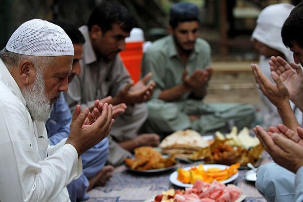 Doa Buka Puasa Yang Lengkap. 3 Doa Buka Puasa Sesuai Sunnah Lengkap Latin dan Artinya