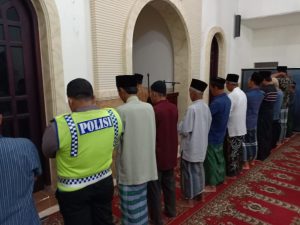 Sholat Berjamaah Di Masjid Merupakan Sarana Untuk Menjalin. Dengan Sholat Berjamaah Untuk Menjalin Silaturahmi Dan