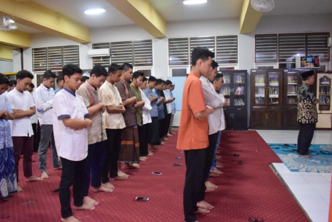 Apakah Shalat Sunnah Rawatib Harus Pindah Tempat. Ini Hikmah Pindah Tempat dari Shalat Wajib untuk Shalat Sunah