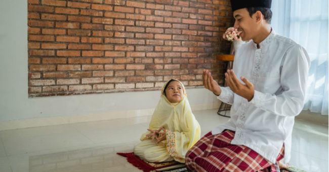 Cara Mengajari Orang Tua Sholat. Mengajari anak sholat: 6 Cara mengajarkan kewajiban sholat pada