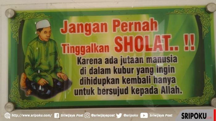 Apakah Shalat Sunnah Rawatib Harus Pindah Tempat. Kenapa Setelah Solat Sunnah Harus Pindah Tempat? Ternyata Ini