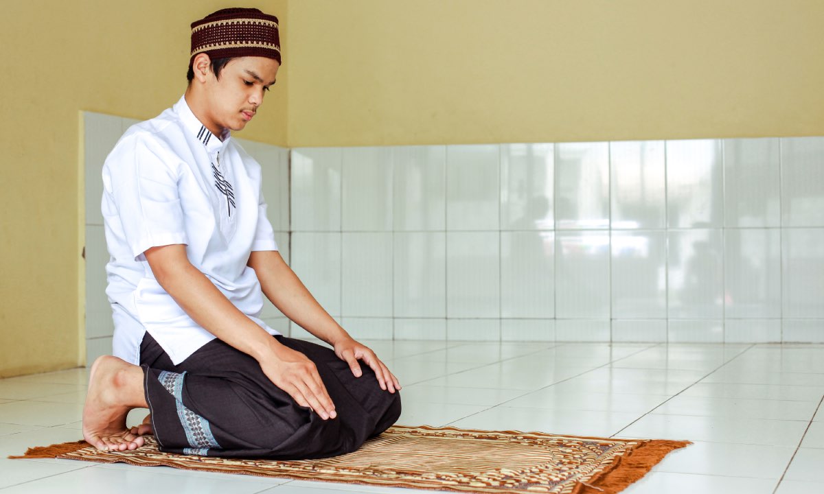 Bacaan Doa Setelah Sujud Pertama. Bacaan Duduk Diantara Dua Sujud yang Benar. Plus Teks Arab