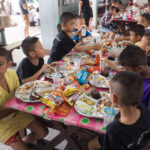 Hadist Bersedekah Ke Anak Yatim. Ini Ganjaran Bagi yang Memaknai Hadist Anak Yatim