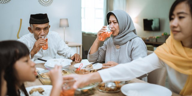 Membatalkan Puasa Qadha Karena Bertamu. Bolehkah Batalkan Puasa Saat Diundang Jamuan Makan