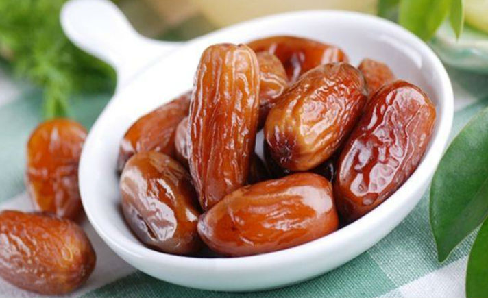 Sunnah Buka Puasa Dengan Kurma Berapa Biji. Mengapa Makan Kurma Harus Jumlah Ganjil?