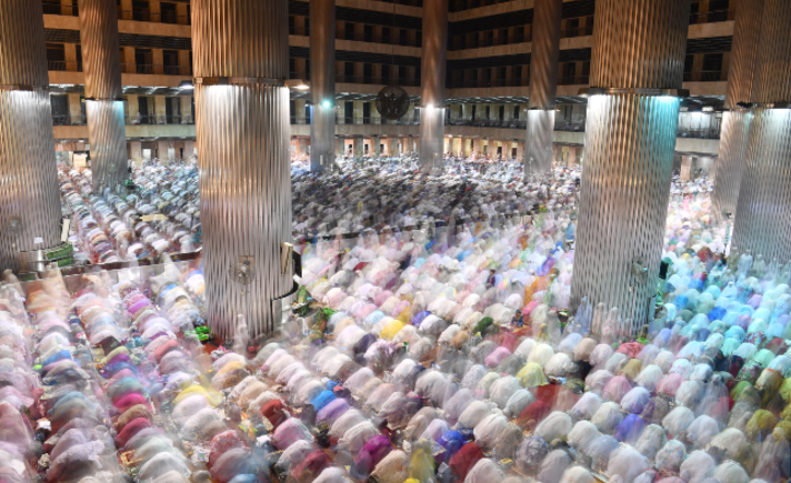 Bacaan Tahiyat Akhir Dalam Sholat Tarawih. Bacaan Dua Rakaat Salat Tarawih Lengkap