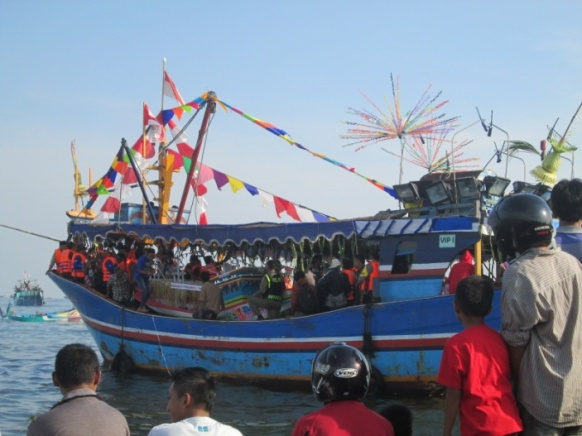 Asal Mula Upacara Sedekah Laut. Tim Peneliti Fakultas Ilmu Budaya Universitas Diponegoro Menggali